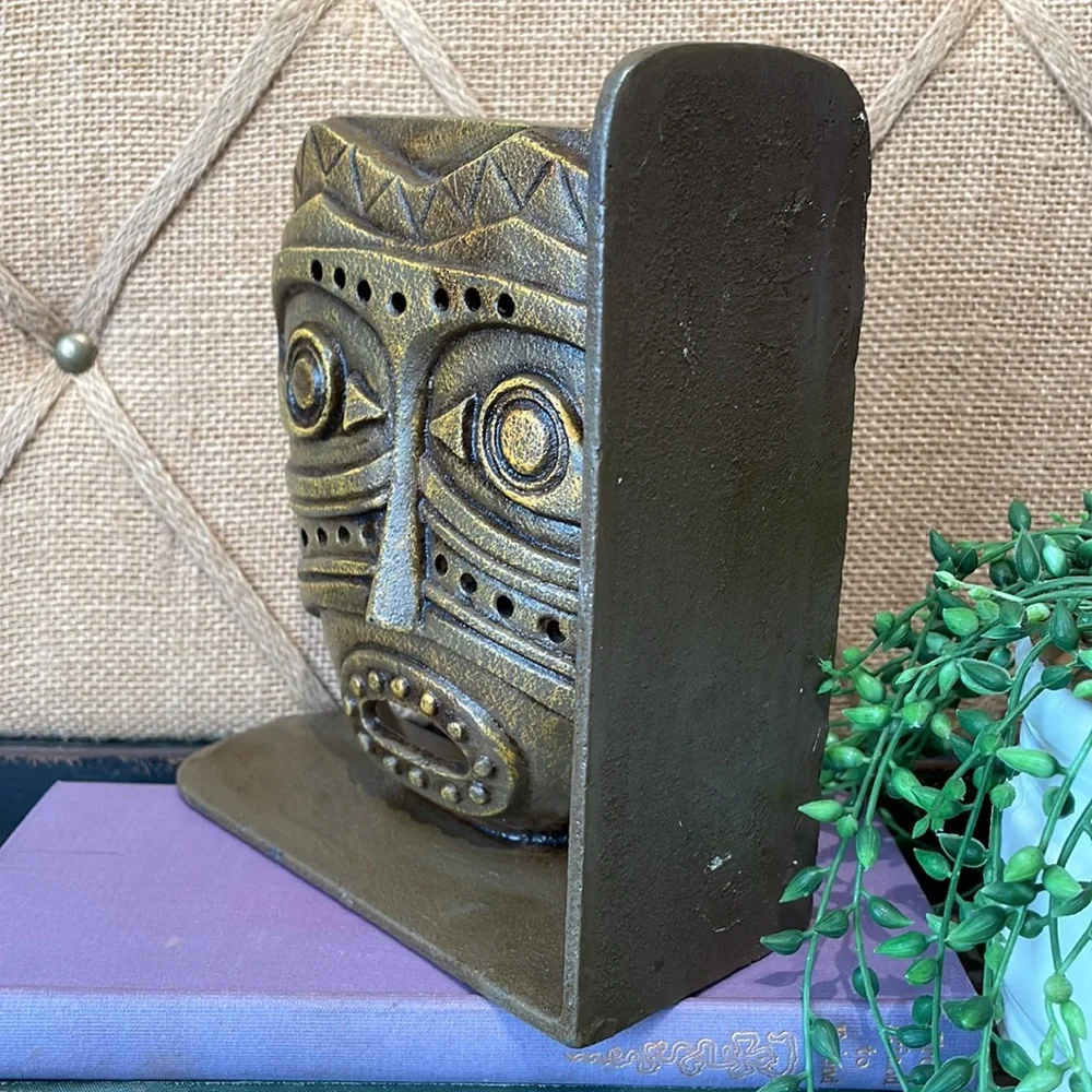 Mask bookend